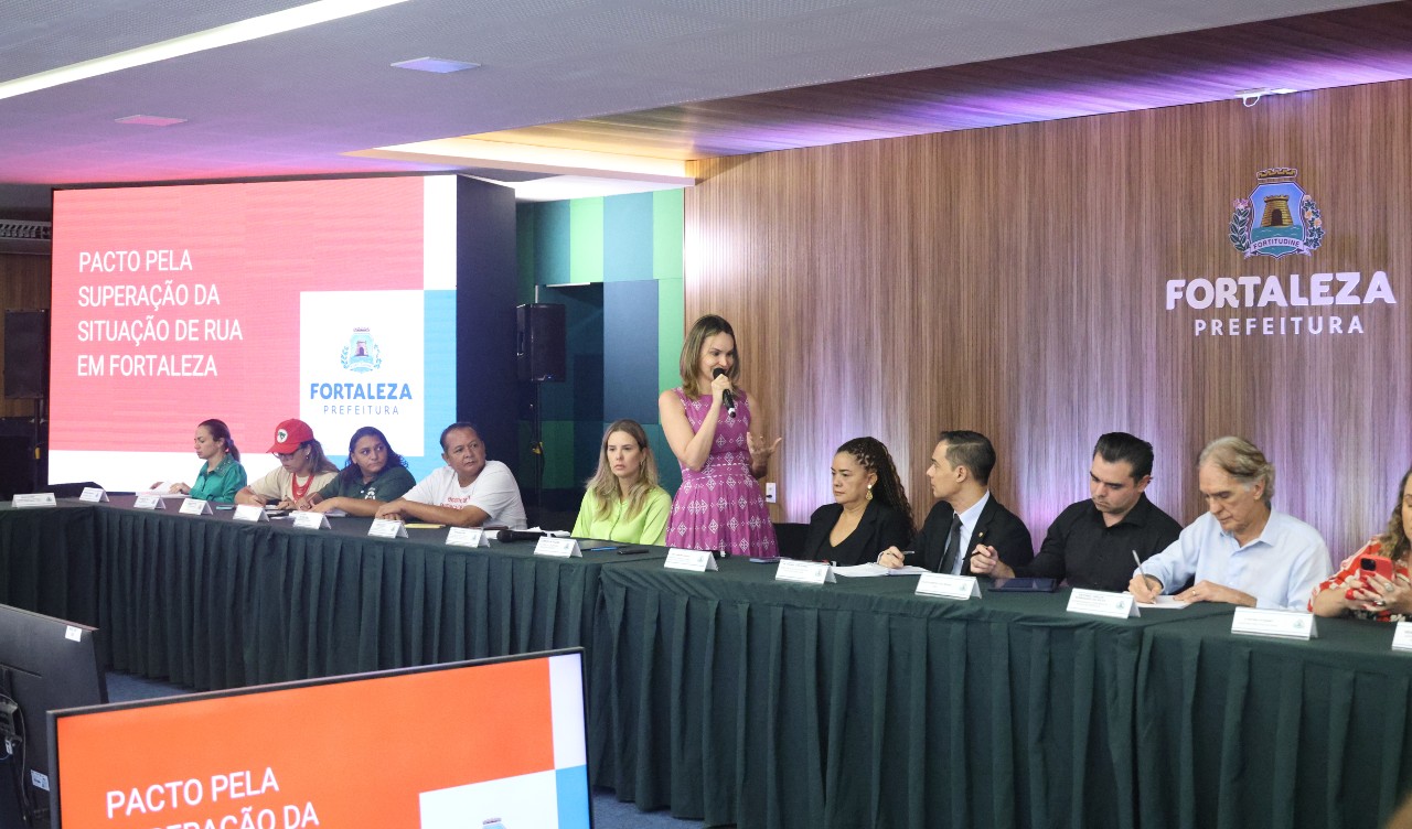 vice-prefeita Gabriella fala ao microfone no auditório do paço